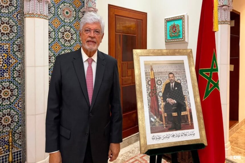 سفير برازيلي سابق يتحدث وبجواره صورة للملك محمد السادس