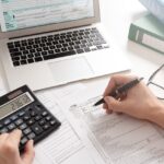 آلة حاسبة وأوراق عمل