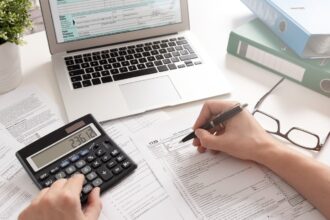 آلة حاسبة وأوراق عمل