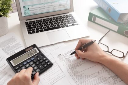 آلة حاسبة وأوراق عمل