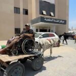سيارة متوقفة في شارع بقطاع غزة