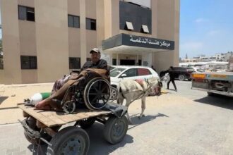 سيارة متوقفة في شارع بقطاع غزة