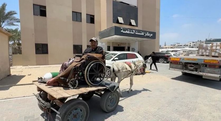 سيارة متوقفة في شارع بقطاع غزة
