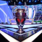 كأس دوري أبطال أوروبا الذهبية على منصة التتويج