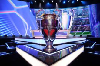 كأس دوري أبطال أوروبا الذهبية على منصة التتويج