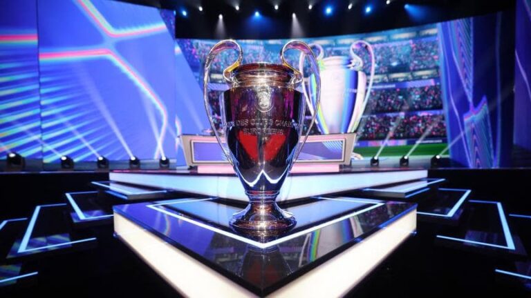 كأس دوري أبطال أوروبا الذهبية على منصة التتويج