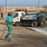 عمال نظافة يزيلون المخلفات والحواجز في سبتة