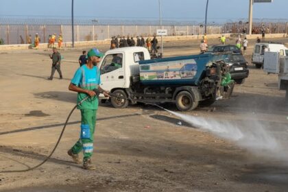 عمال نظافة يزيلون المخلفات والحواجز في سبتة