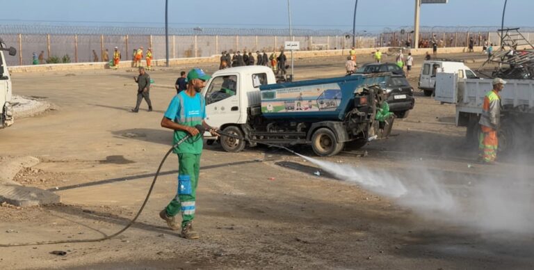 عمال نظافة يزيلون المخلفات والحواجز في سبتة