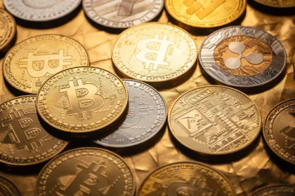 عملات رقمية مشتعلة ترمز لارتفاع الأسعار