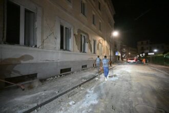 مبنى متضرر بعد زلزال في إيطاليا