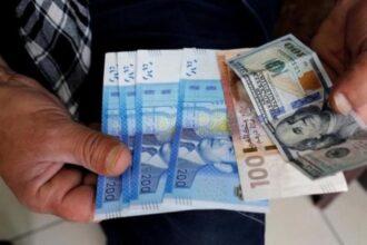 أوراق نقدية للدولار الأمريكي والدرهم المغربي معروضة.