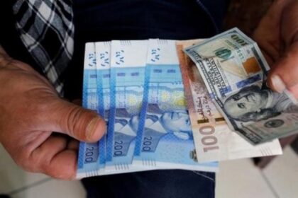 أوراق نقدية للدولار الأمريكي والدرهم المغربي معروضة.