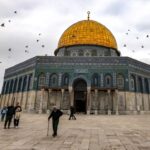 قبة الصخرة المشرفة بالمسجد الأقصى في يوم غائم.