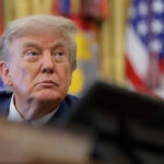 دونالد ترامب يتحدث أمام العلم الأمريكي