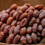 سلة من التمور المجففة المستديرة الطويلة