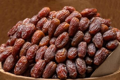 سلة من التمور المجففة المستديرة الطويلة