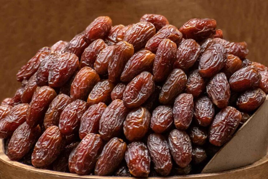 سلة من التمور المجففة المستديرة الطويلة