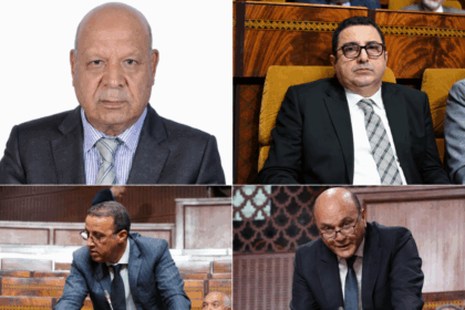 أربعة مرشحين للانتخابات البرلمانية يرتدون بدلات رسمية وربطات عنق.