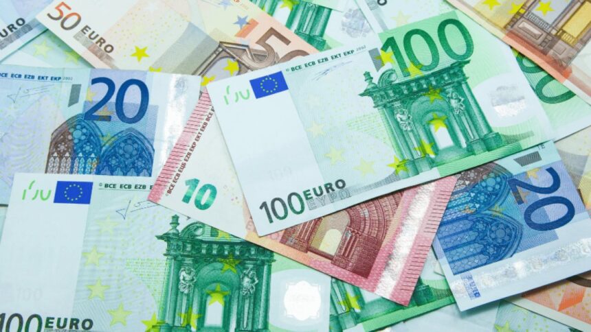 أوراق نقدية من فئة اليورو مكدسة