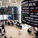 رجال أعمال يتابعون مؤشرات سوق الأسهم الأوروبية