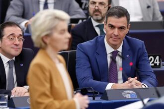 أعضاء البرلمان الأوروبي في اجتماع