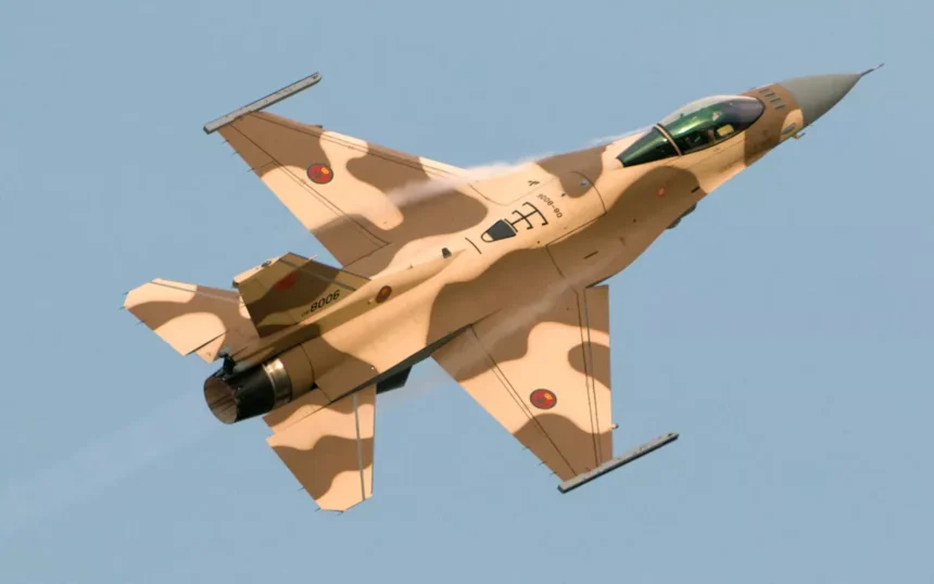 طائرة مقاتلة من طراز F-16 تحلق في السماء، تظهر قوة الأسطول الجوي.