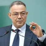فوزي لقجع يلقي كلمة ويلوح بيده إشارة "أوكي".