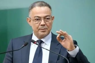 فوزي لقجع يلقي كلمة ويلوح بيده إشارة "أوكي".