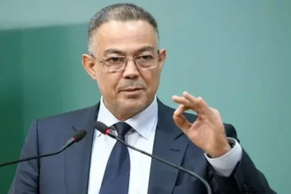 فوزي لقجع يلقي كلمة ويلوح بيده إشارة "أوكي".
