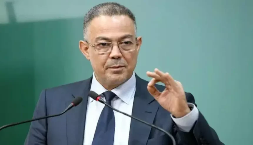 فوزي لقجع يلقي كلمة ويلوح بيده إشارة "أوكي".