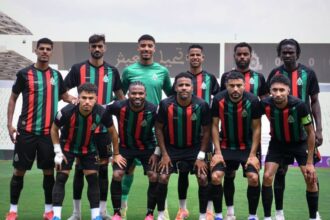 رجال يصطفون في صفين بقمصان الجيش الملكي