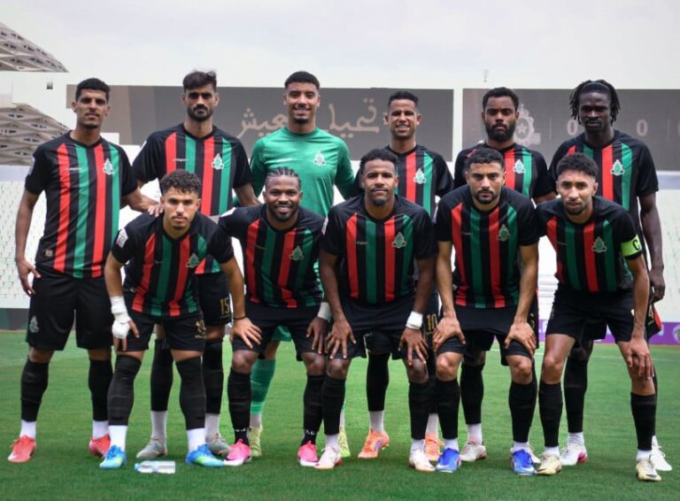 رجال يصطفون في صفين بقمصان الجيش الملكي