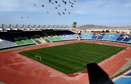 ملعب رياضي فارغ ينتظر إعادة التأهيل في المغرب