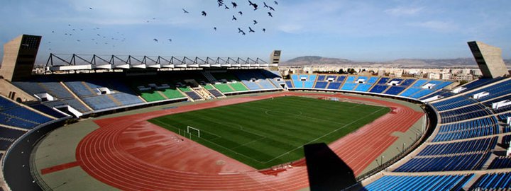 ملعب رياضي فارغ ينتظر إعادة التأهيل في المغرب