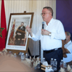 فوزي لقجع يلقي كلمة على المنصة أمام الحضور.