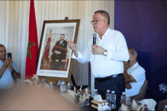 فوزي لقجع يلقي كلمة على المنصة أمام الحضور.