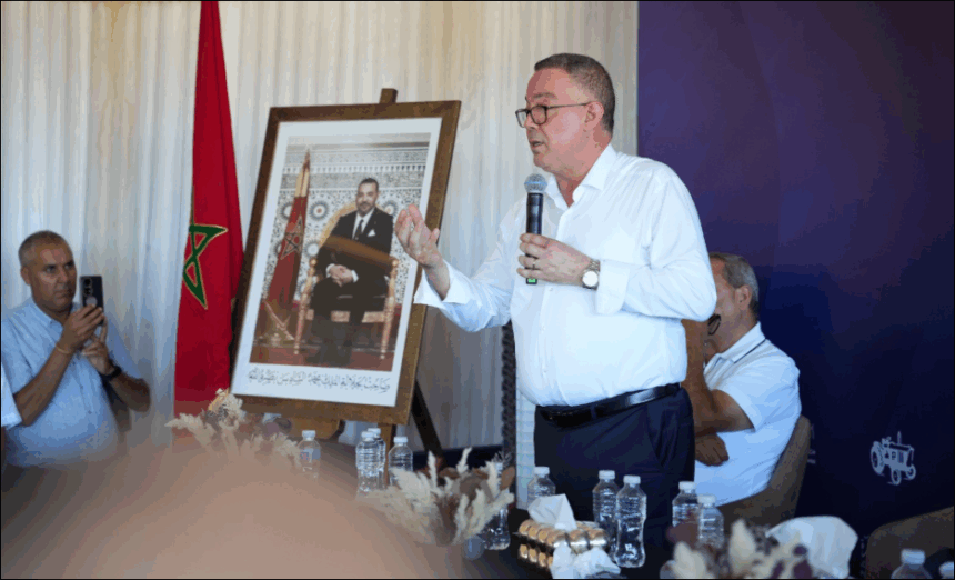 فوزي لقجع يلقي كلمة على المنصة أمام الحضور.