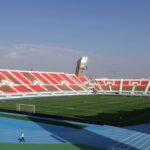 عداء على مضمار الجري بمركب فاس الرياضي