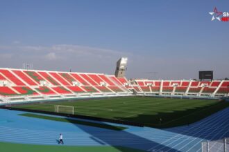 عداء على مضمار الجري بمركب فاس الرياضي