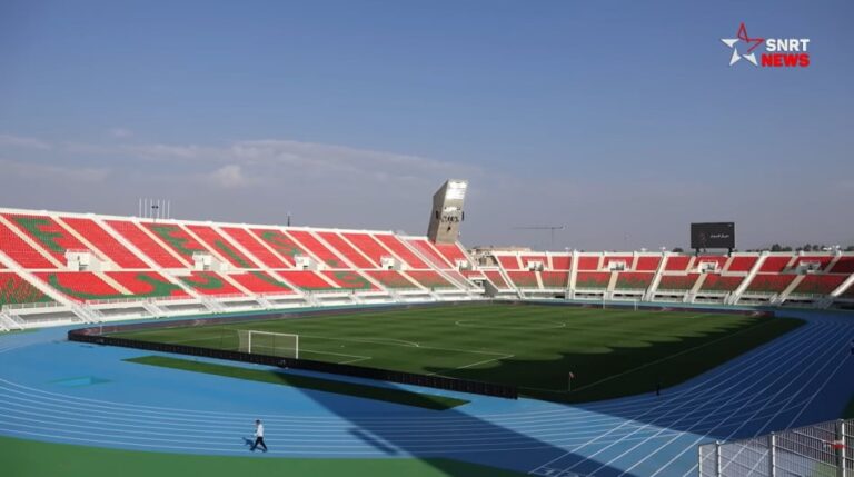 عداء على مضمار الجري بمركب فاس الرياضي