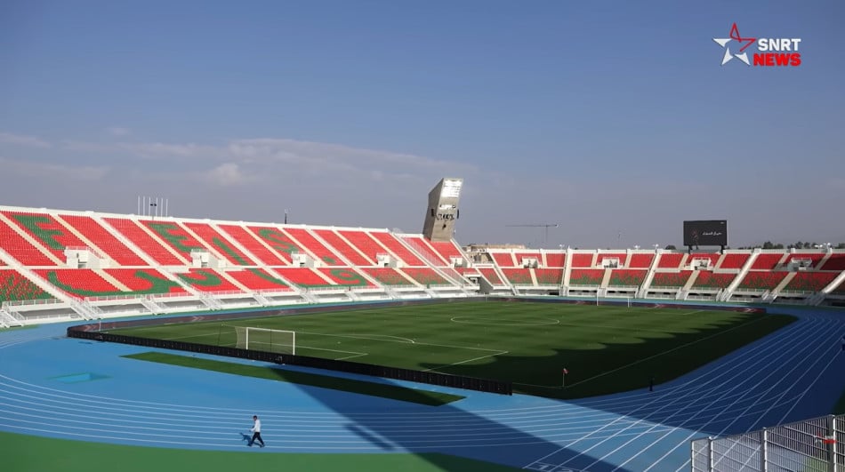 عداء على مضمار الجري بمركب فاس الرياضي