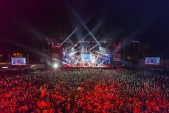 حفل موسيقي صيفي في الليل بمسرح مضاء باللون الأصفر