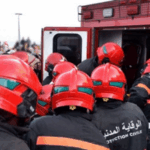 رجال إطفاء يتجهون نحو سيارة إسعاف لعملية إنقاذ