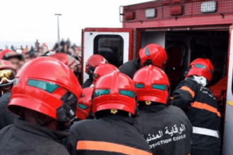 رجال إطفاء يتجهون نحو سيارة إسعاف لعملية إنقاذ
