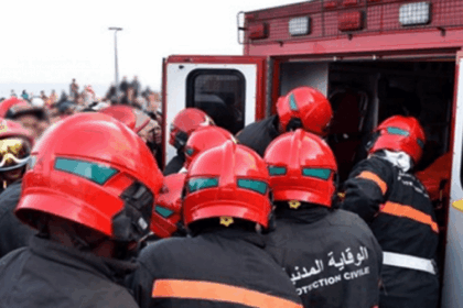 رجال إطفاء يتجهون نحو سيارة إسعاف لعملية إنقاذ