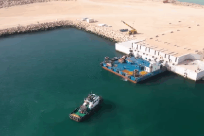 قوارب صيد راسية في ميناء بالداخلة