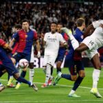 لاعب كرة قدم يركل الكرة في مباراة