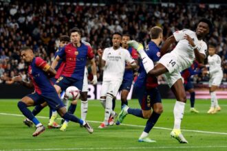 لاعب كرة قدم يركل الكرة في مباراة