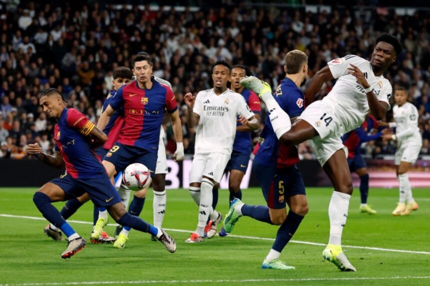 لاعب كرة قدم يركل الكرة في مباراة